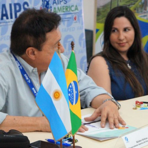 Kleiber Beltrão, presidente da ABRACE e vice-presidente da AIPS América, ao lado da jornalista argentina Jocelyn Dominguez