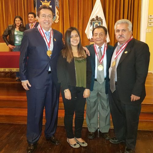 Com o presidente da imprensa esportiva do México, Raul Garcia (último à direita), Alejandro Neciusup (presidente departamental del fútbol de Peru) e Priscila Neciusup, psicóloga