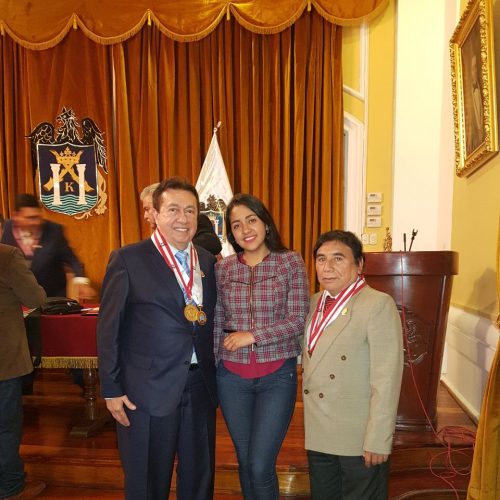 Com o presidente do Círculo de Periodistas Deportivos del Perú, Ítalo Villarreal Vásquez e a jornalista peruana Kelly Roxana