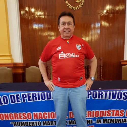 Com a camisa do time da cidade de Cusco, local eleito para o próximo congresso peruano, em setembro de 2018