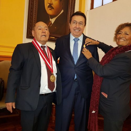 Recebendo condecoração da cidade de Trujillo (Peru), local do Congresso